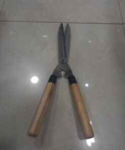 مقص سيقان بيد خشبية